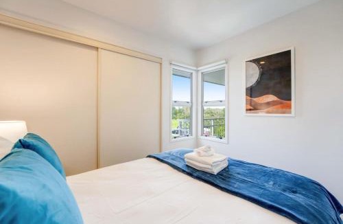 Henderson House | Henderson Retreat 3BR Townhouse with Parking