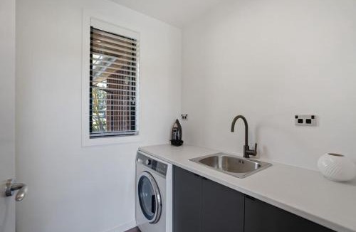 Wanaka House | The Wanaka Luxe Pool House - Sleeps 10