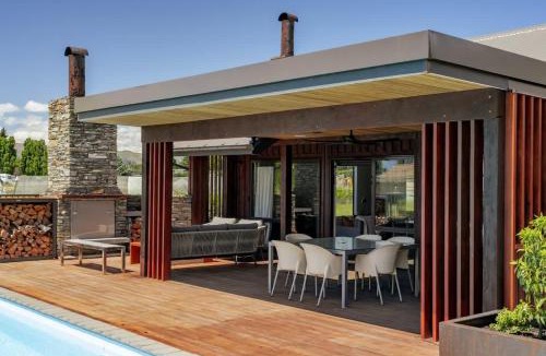 Wanaka House | The Wanaka Luxe Pool House - Sleeps 10