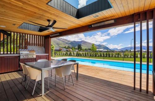 Wanaka House | The Wanaka Luxe Pool House - Sleeps 10