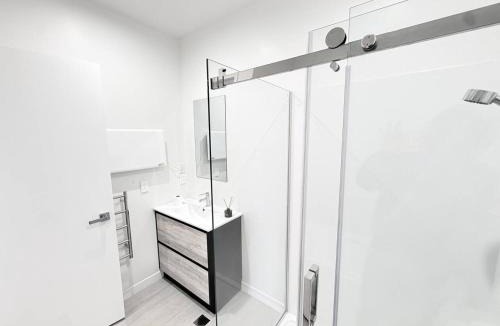 Pakuranga House | Modern Pakuranga Home | 3BR Near Mall & School