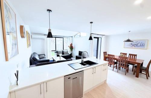 Pakuranga House | Modern Pakuranga Home | 3BR Near Mall & School