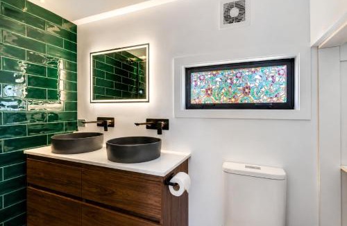 Albert Town Apartment | Tiny House - Big Luxury
