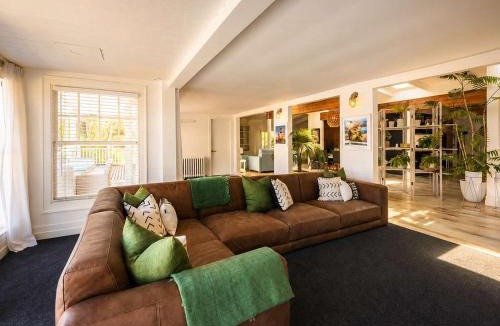 Surfdale Apartment | Lannan Beach House - Waterfront & Spa