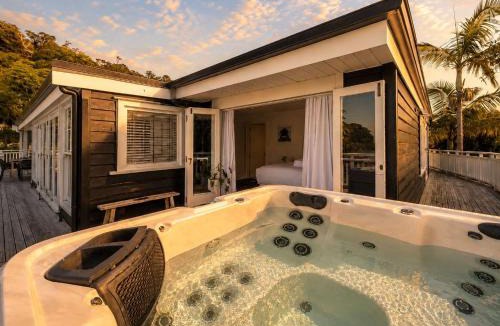 Surfdale Apartment | Lannan Beach House - Waterfront & Spa