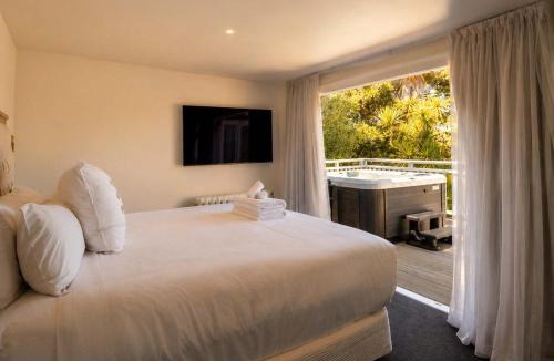 Surfdale Apartment | Lannan Beach House - Waterfront & Spa