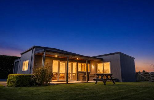 Darfield House | Lemon Tree Cottage - Modern Rural Cottage