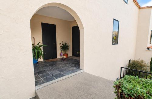 Alexandra House | Mad Hacienda - Waterfront Retreat with Spa & Sauna