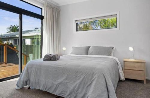 Waihi Beach House | Recline on Leo