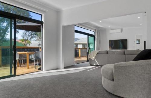 Waihi Beach House | Recline on Leo