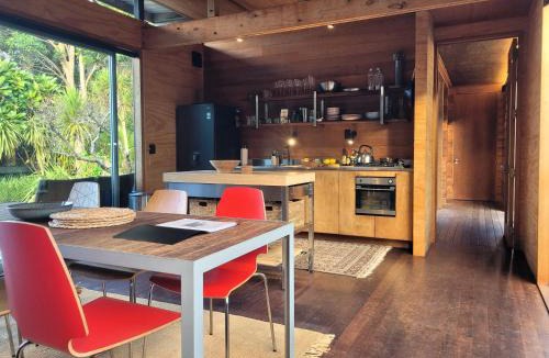 Tryphena House | The Natural Home - Prime Position Medlands Beach