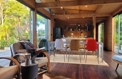 Tryphena House | The Natural Home - Prime Position Medlands Beach