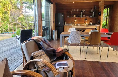 Tryphena House | The Natural Home - Prime Position Medlands Beach