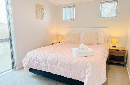 Riccarton House | Riccarton 5BR, 400m to Westfield Mall - Regents 94A