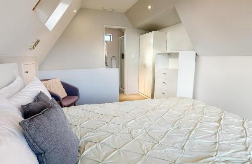 Riccarton House | Riccarton 5BR, 400m to Westfield Mall - Regents 94A