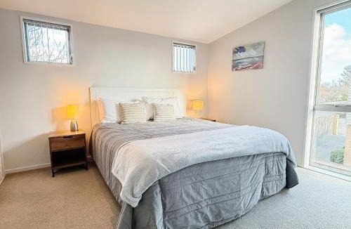 Riccarton House | Riccarton 5BR, 400m to Westfield Mall - Regents 94A
