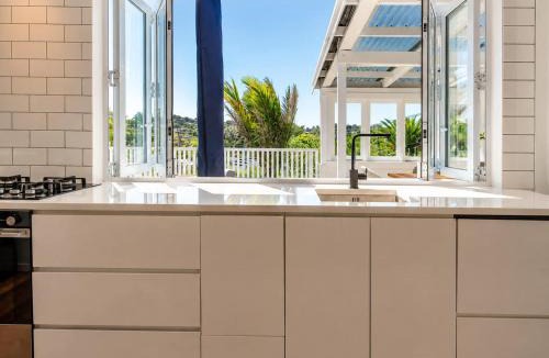Surfdale House | Bluebelle - Stay Waiheke