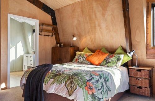 Laingholm House | Roberts Retreat - Auckland Holiday Home