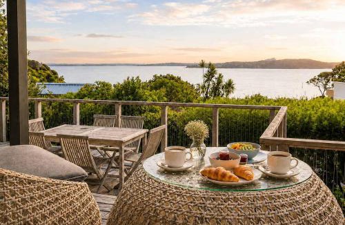 Surfdale House | Black Cottage - Stay Waiheke