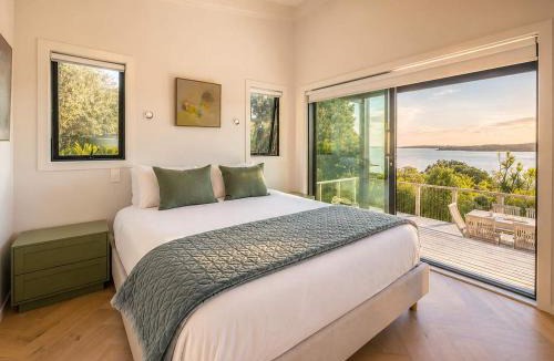 Surfdale House | Black Cottage - Stay Waiheke