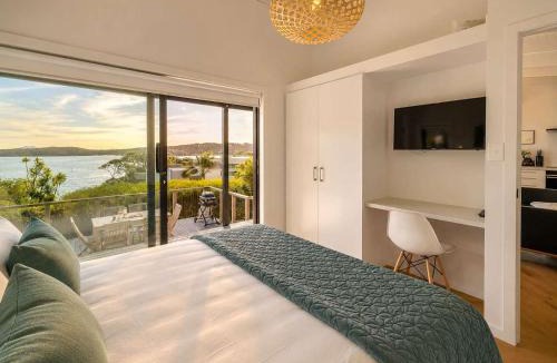 Surfdale House | Black Cottage - Stay Waiheke