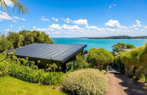 Surfdale House | Black Cottage - Stay Waiheke
