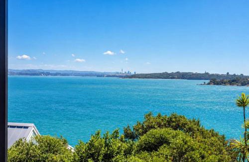 Surfdale House | Black Cottage - Stay Waiheke