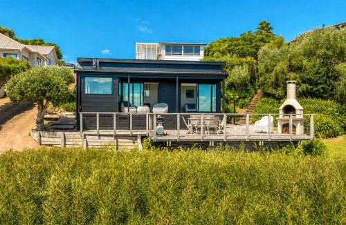 Surfdale House | Black Cottage - Stay Waiheke
