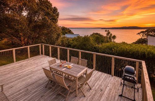 Surfdale House | Black Cottage - Stay Waiheke