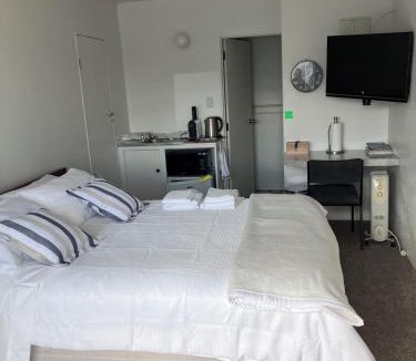 Russell House | Sunray Room - Relaxing Tapeka Stay Near Beaches & Tracks