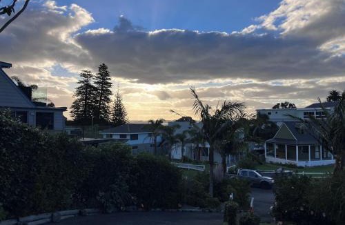 Russell House | Sunray Room - Relaxing Tapeka Stay Near Beaches & Tracks