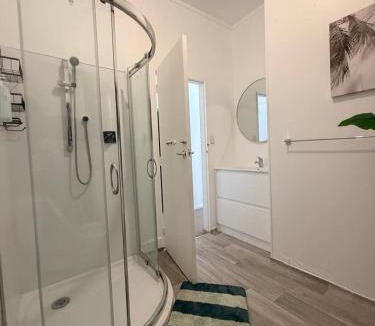 Kelston House | 3BRM House in Auckland - Walk to Train, Lynn Mall and Westgate