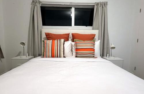 Kelston House | 3BRM House in Auckland - Walk to Train, Lynn Mall and Westgate