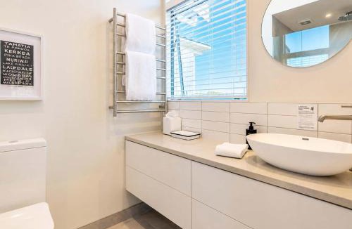 Oneroa House | Oneroa Vines and Views- Stay Waiheke