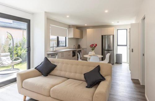 Edgeware Apartment | 2BR Apartment-Sleeps 6-Parking & Pets