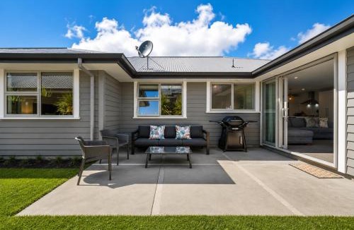 Lower Shotover House | Spacious Family Mountain View Retreat, 4 Bedroom