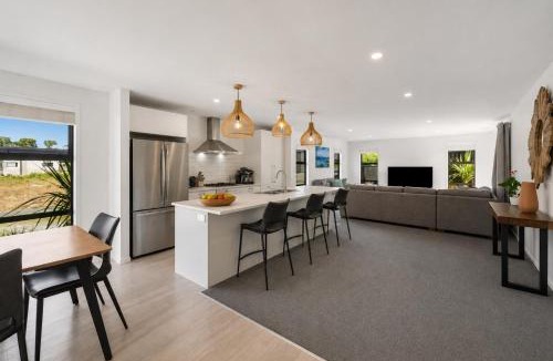 Lower Shotover House | Spacious Family Mountain View Retreat, 4 Bedroom