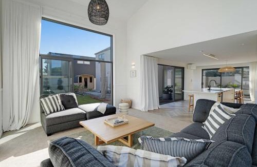 Omanu House | Premium Home with Sauna & Parking - Steps to Beach