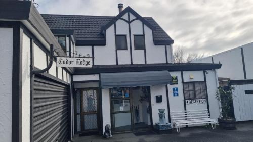 Tahunanui Hotel | Tudor Lodge Motel