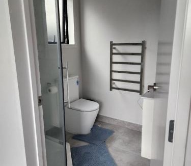 Papakura House | Luxury Ensuite room in modern Home