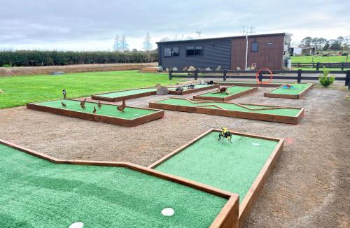 Stratford House | Peachy On Pembroke stunning mountains views with 9 hole Mini Putt