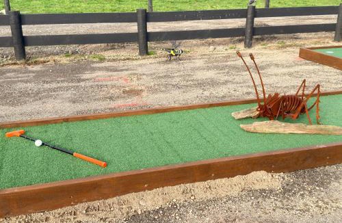 Stratford House | Peachy On Pembroke stunning mountains views with 9 hole Mini Putt