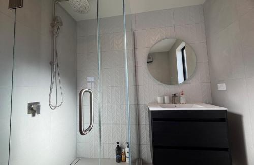 Spreydon House | Brand New Urban Oasis Sleeps 6 with Garage