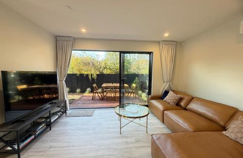 Spreydon House | Brand New Urban Oasis Sleeps 6 with Garage