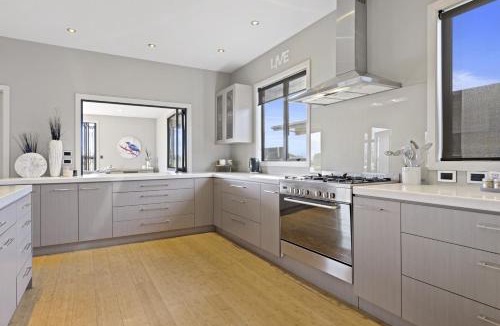 Huntingdon House | 2BR Relax at Lake Hood Luxury Canal Home with Jetty