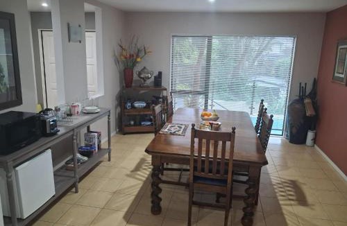 Paraparaumu Beach Bed & Breakfast | Beach Golf Shops Home within a home