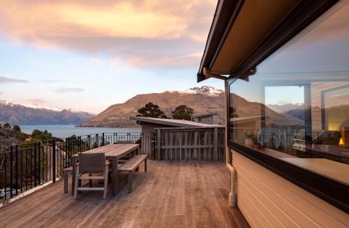 Sunshine Bay House | Sunshine Bay Stay, Lake Views & Cosy Fireplace