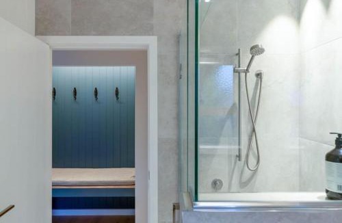 Rainbow Point House | Memories - stunning relaxation near lake with private hot tub
