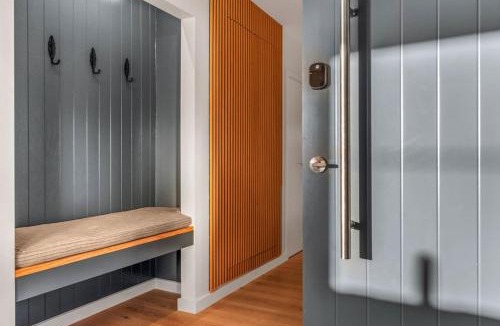 Rainbow Point House | Memories - stunning relaxation near lake with private hot tub