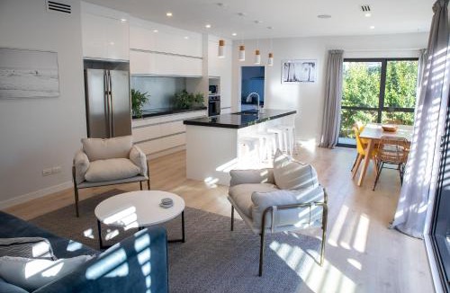 Orewa House | Orewa Coastal Executive Retreat - 5 Beds & 5 Private Baths
